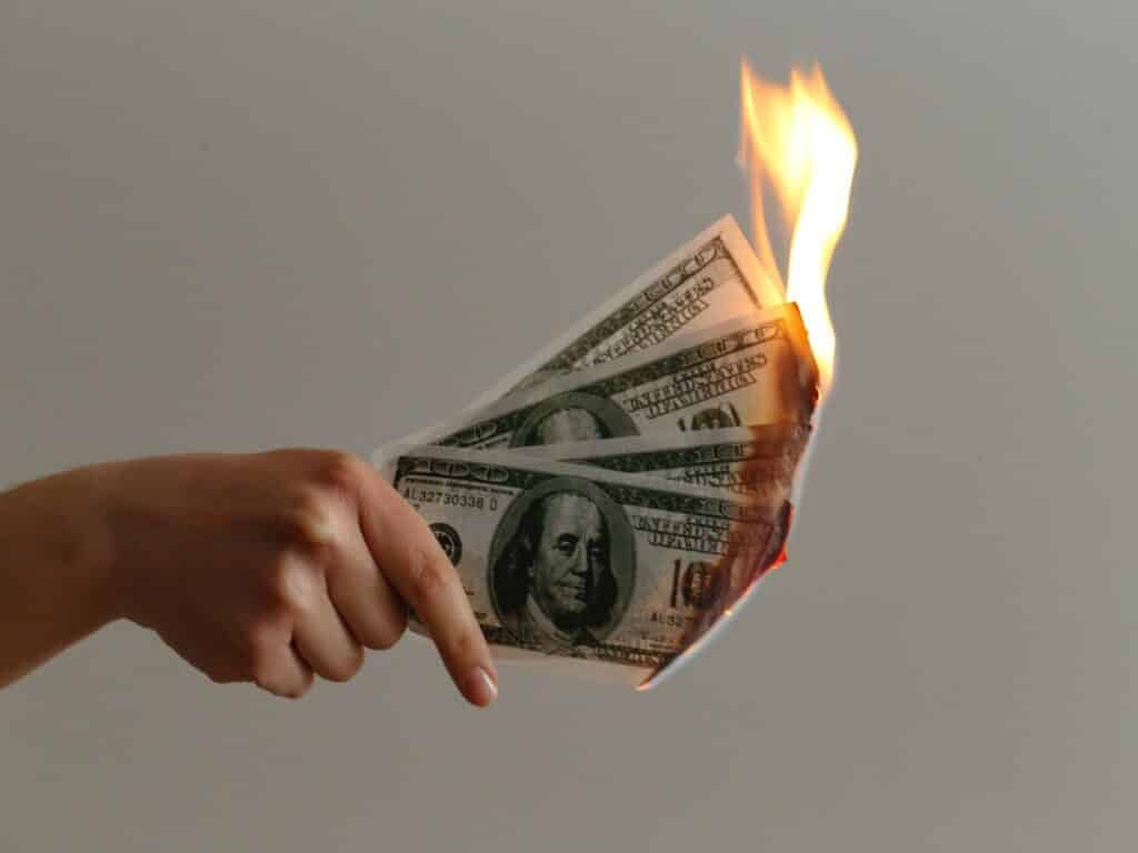 BNB: Despite its BEP-95 auto-burn mechanism, the price of BNB continues to fall
